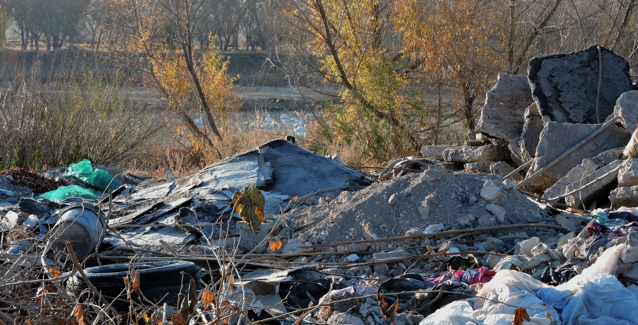 Depósito de escombro en el río San Pedro, porción Meoqui. Enero 2021.