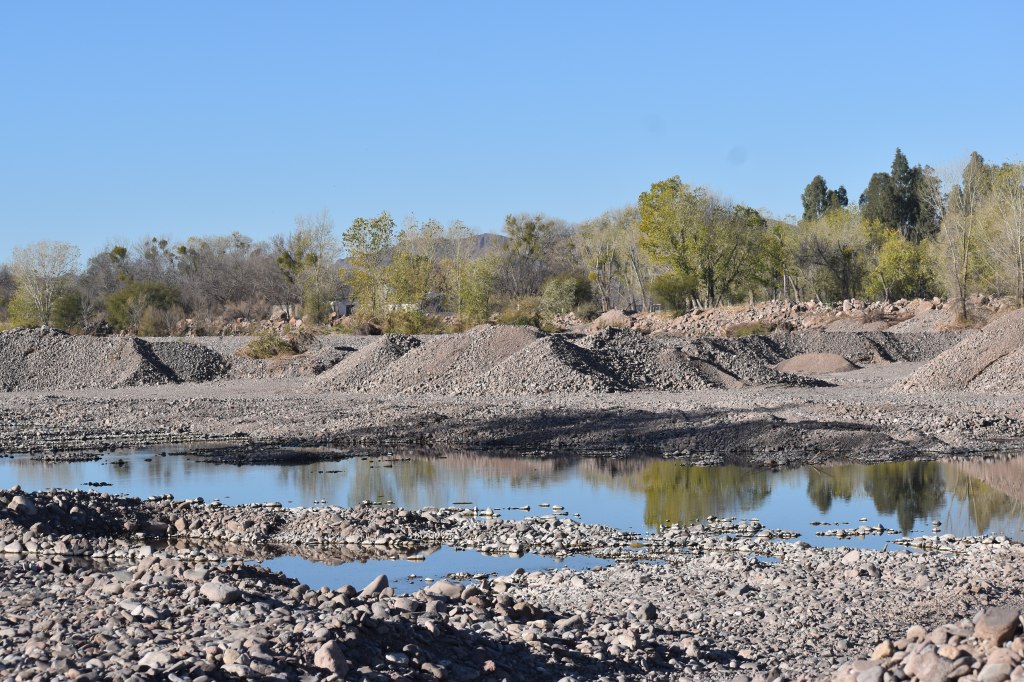 Destrucción del ecosistema del río San Pedro, Rosales, Chihuahua, por la extracción de material&nbsp;pétreo.
